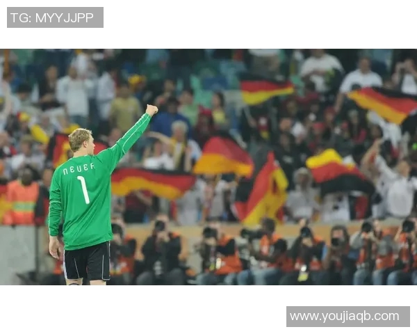 足球明星背影投掷足球瞬间展现力量与优雅的完美结合